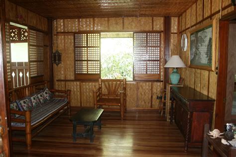 Mainit na Tagpo sa Loob ng Bahay Kubo .
